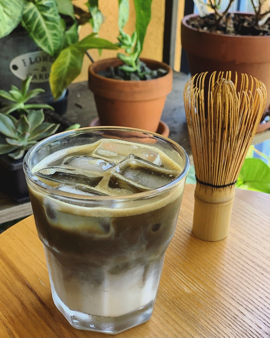 Iced hojicha latte